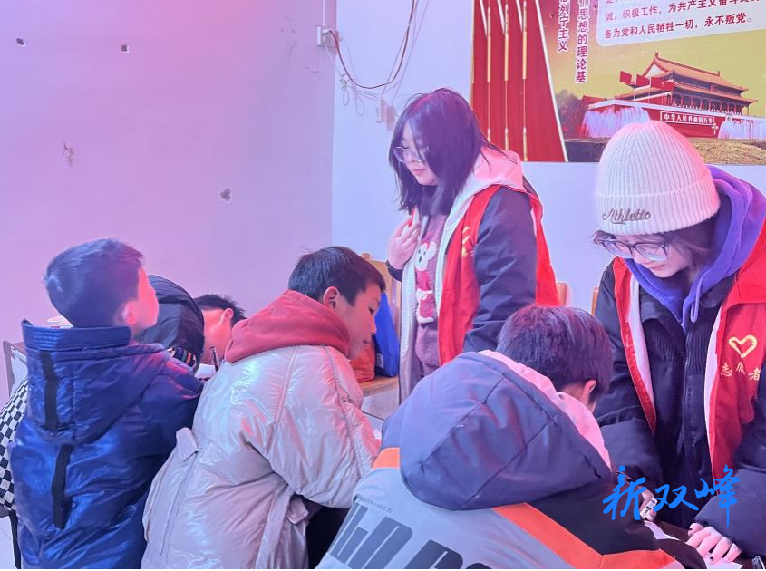 纸艺传情贺新春 四安社区剪纸活动暖民心