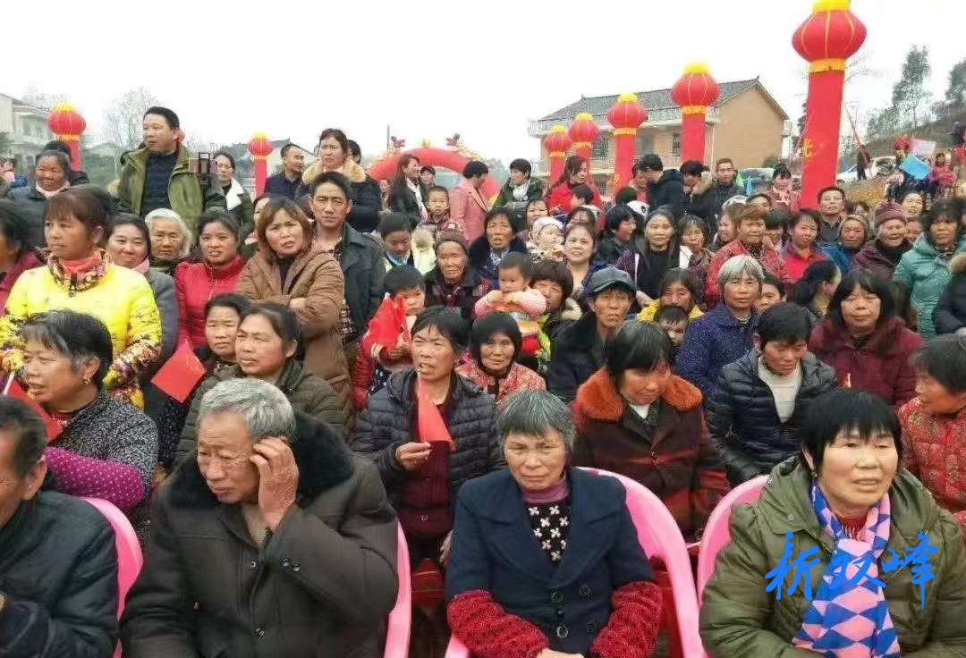三塘铺镇鸡公塘村举办三八妇女节文艺汇演 干群共赏巾帼风采