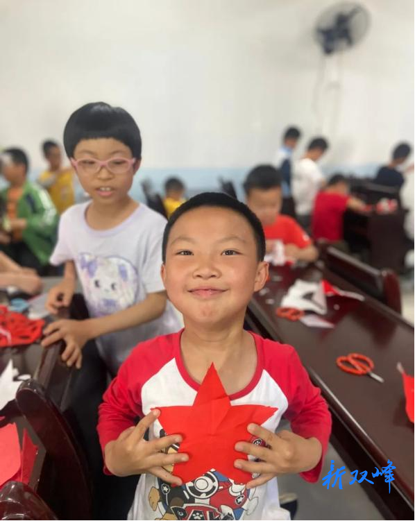 纸映丹心传薪火 土乔社区剪纸活动育童心