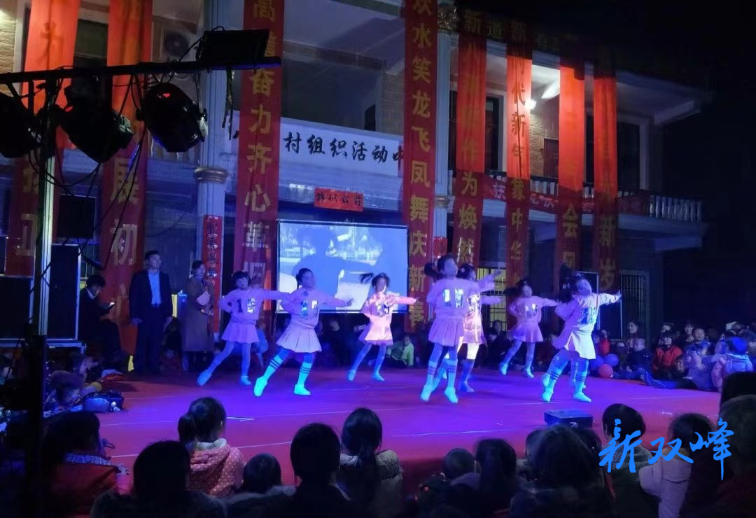 三塘铺镇八湾村：元旦文艺汇演圆满落幕 干群共赴新年文化盛宴