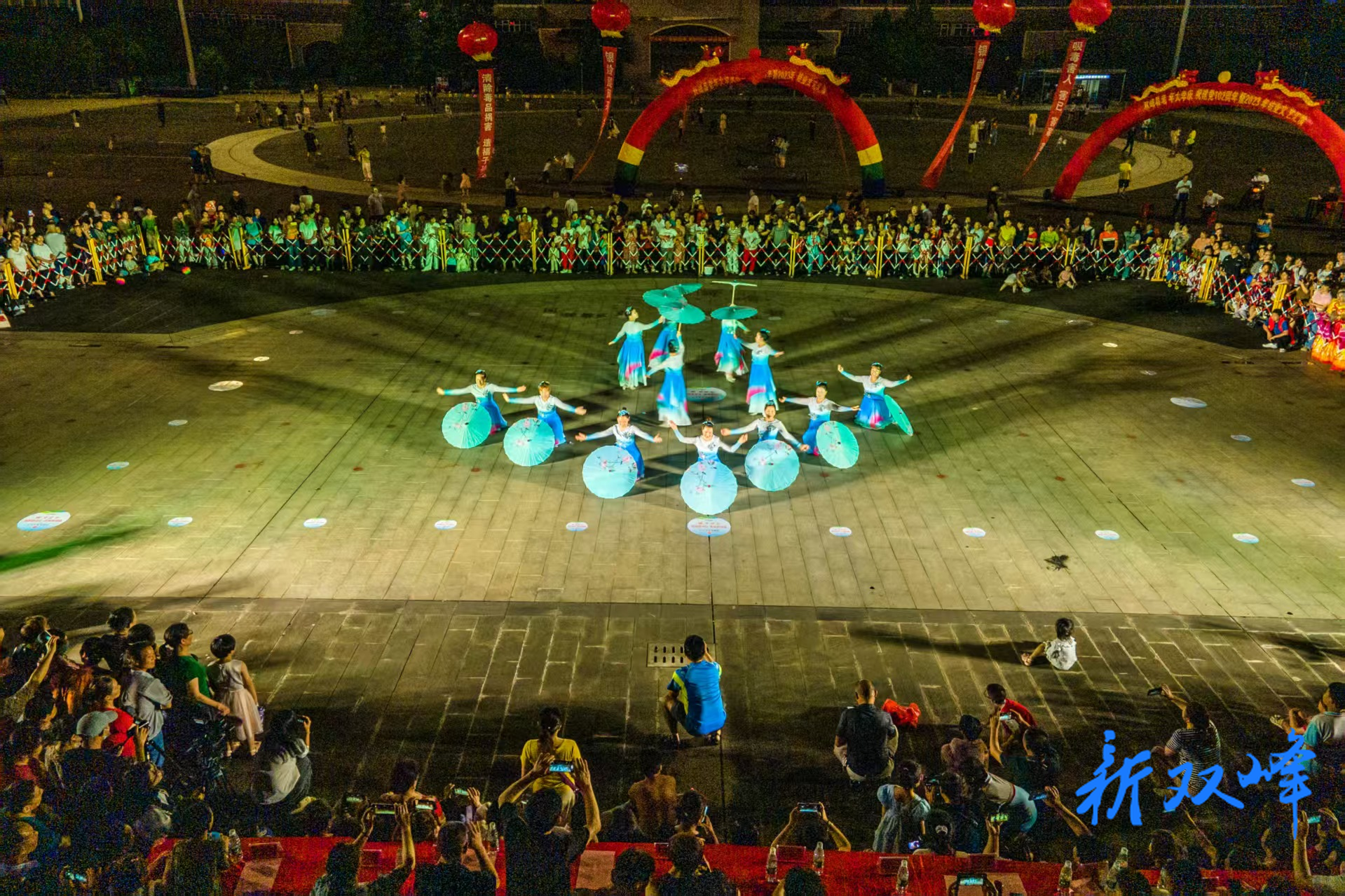 双峰县：二十余支舞团齐聚国藩广场 展现群众文化活力