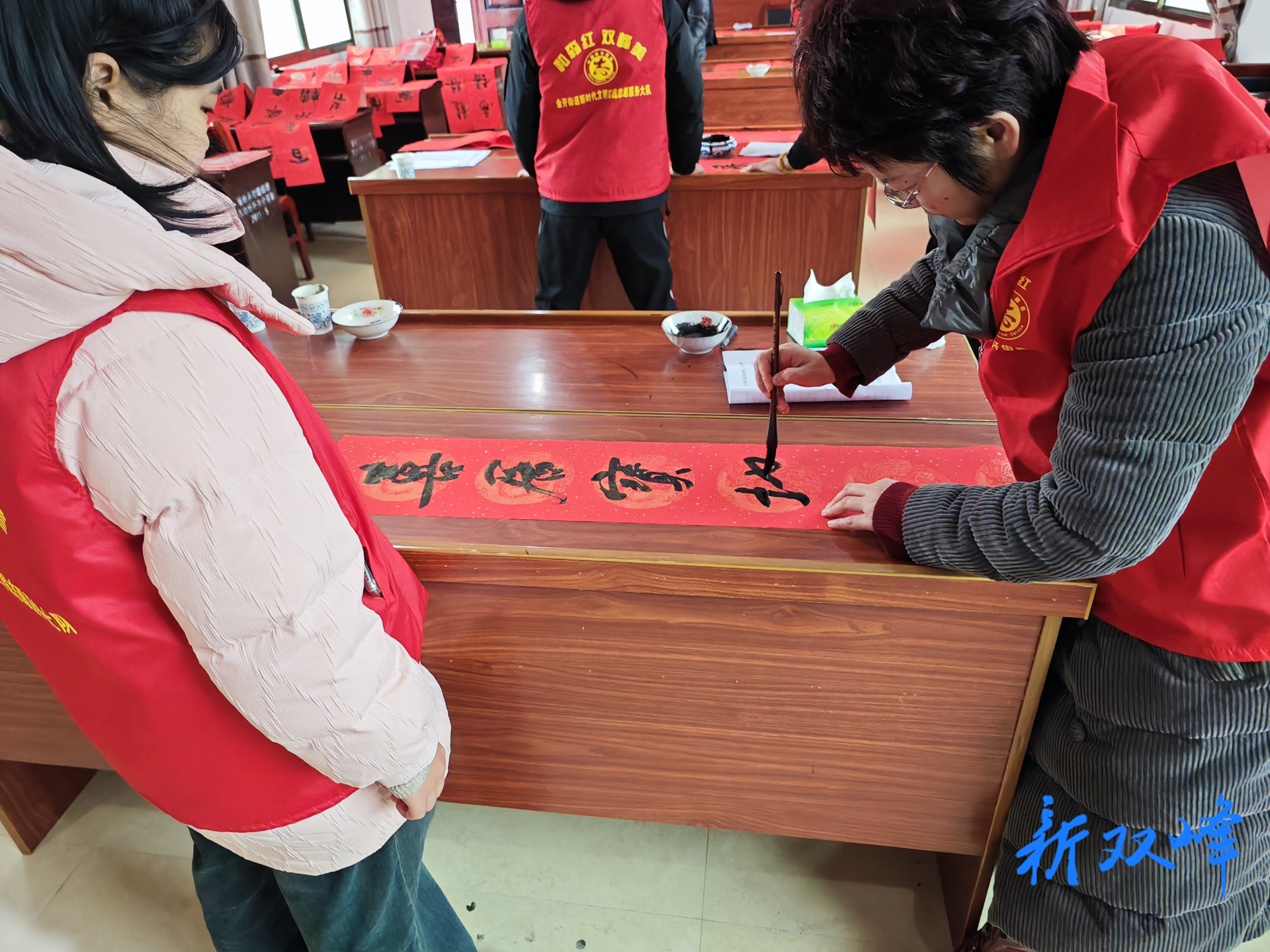 笔墨传情迎新春 金开街道送春联活动暖民心
