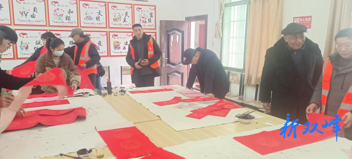 花门镇送春联活动走进三村：  群众挥毫，共书新春祝福