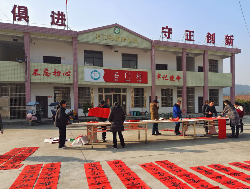 梓门桥镇开展送春联下乡活动