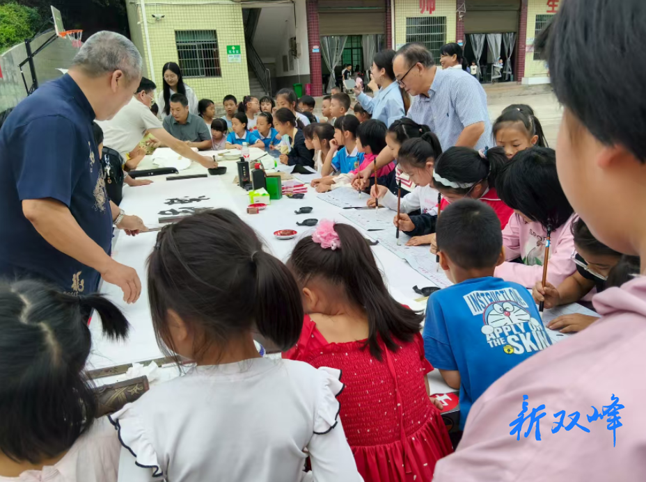 走马街镇开展“全国科普日”安全教育书画艺术宣传活动