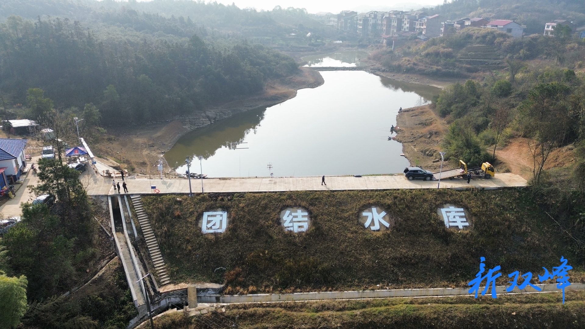 危急时刻勇救落水司机 社区青年谢波善举暖寒冬