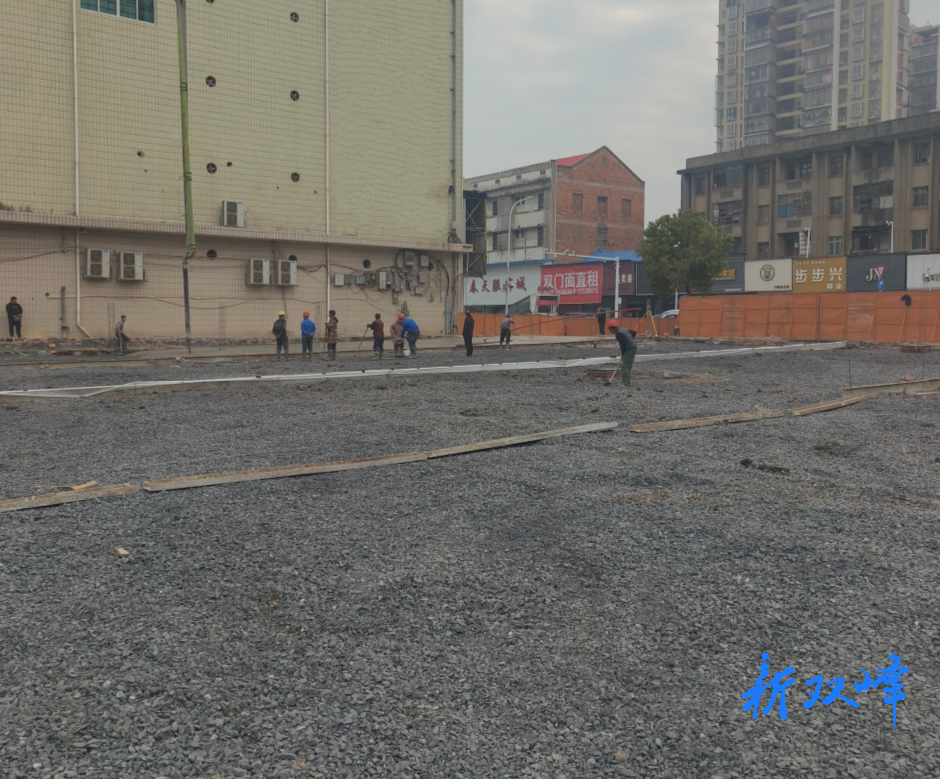 双峰县永丰街道：巧用闲置地 疏解春节“停车难”