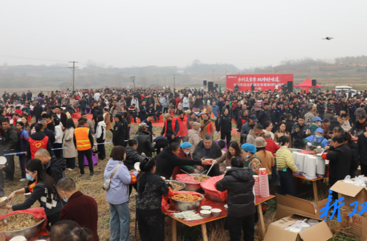 “乡村美食季·双峰好味道”杀猪宴热闹开席 超万名游客感受乡村浓浓年味