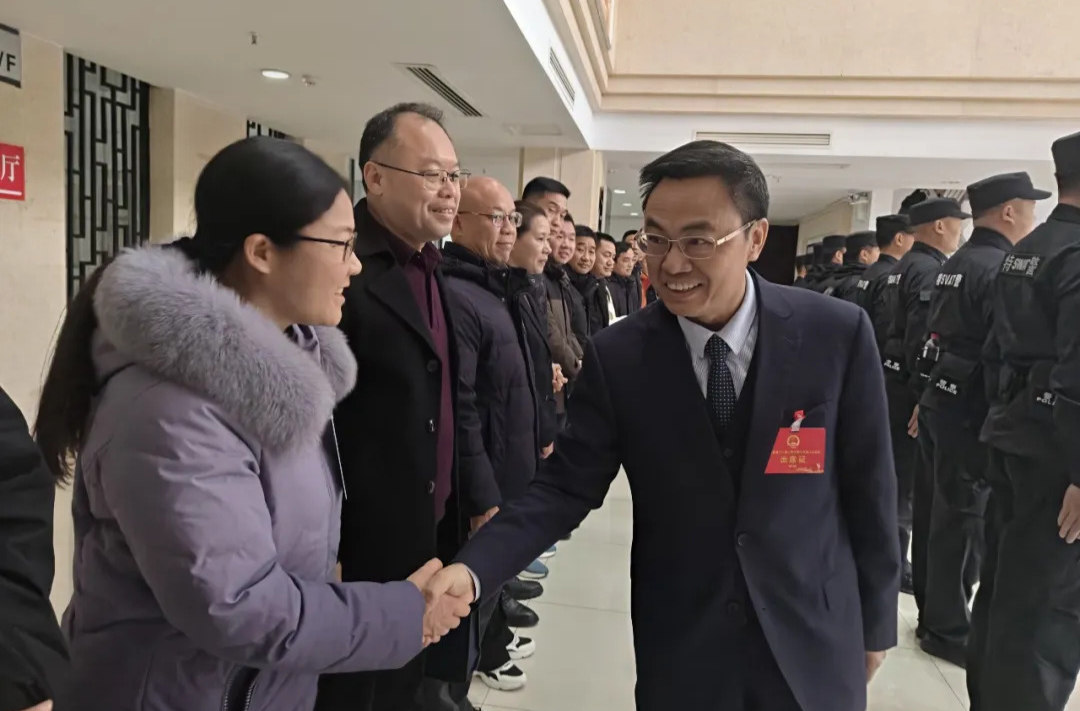 李基联看望慰问两会工作人员