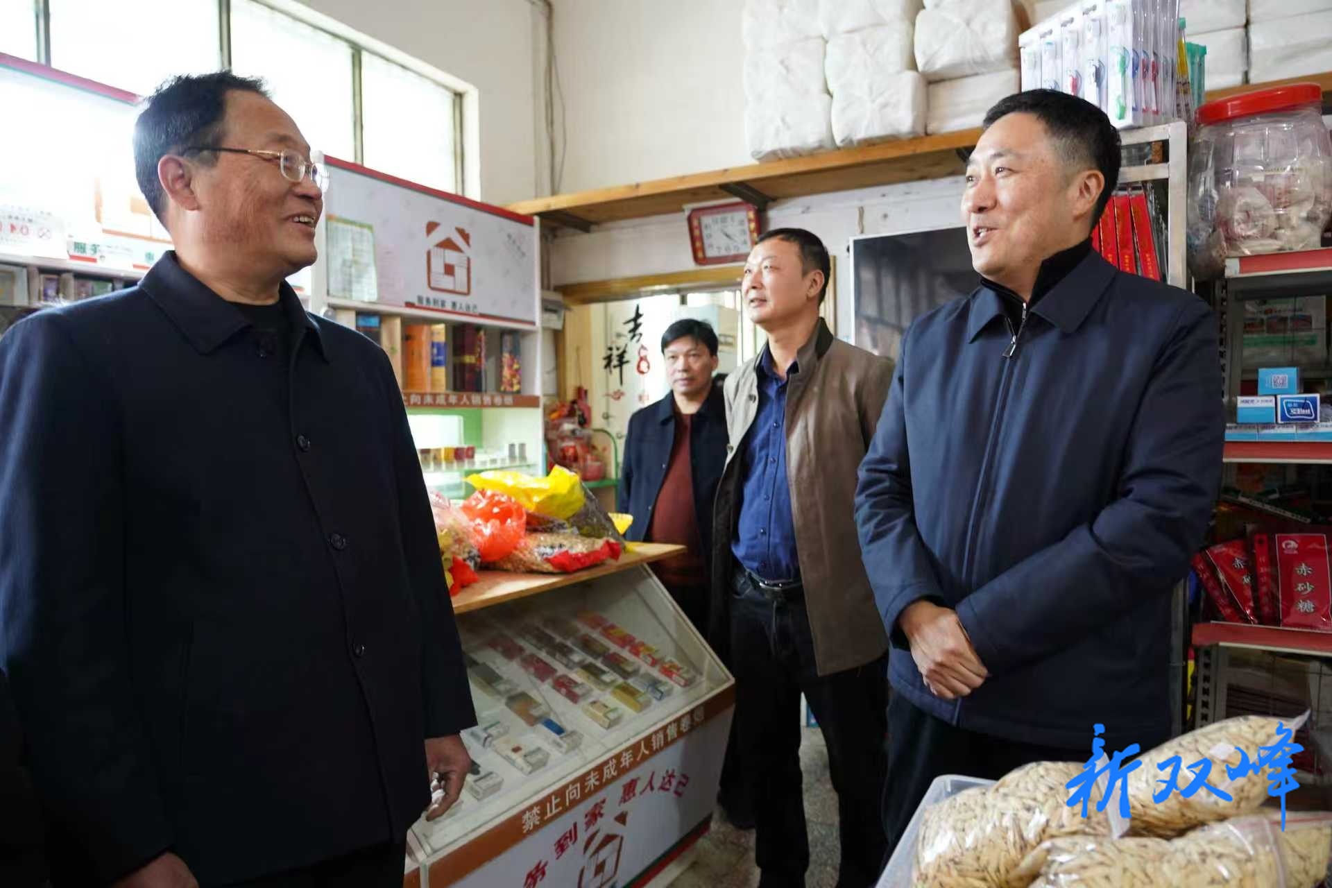 王文红到三塘铺镇开展“四稳走基层、温暖小商户”走访活动 慰问困难家庭并调研市场主体发展