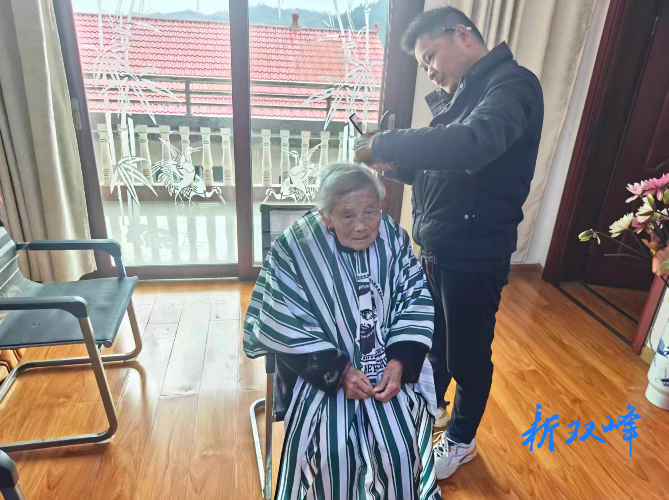 新春走基层丨洪山殿镇双桥村：爱心义剪暖人心 情系桑榆显担当