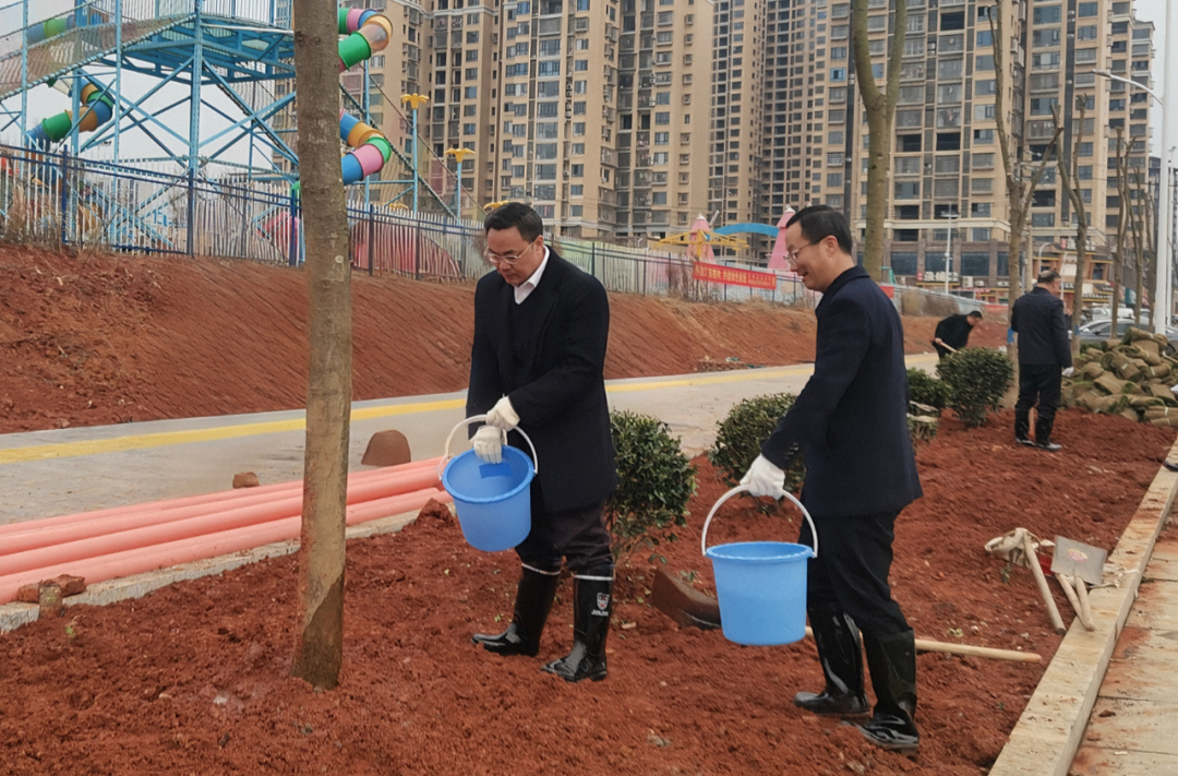 李基联等县领导与干部群众义务植树为生态双峰增绿添彩