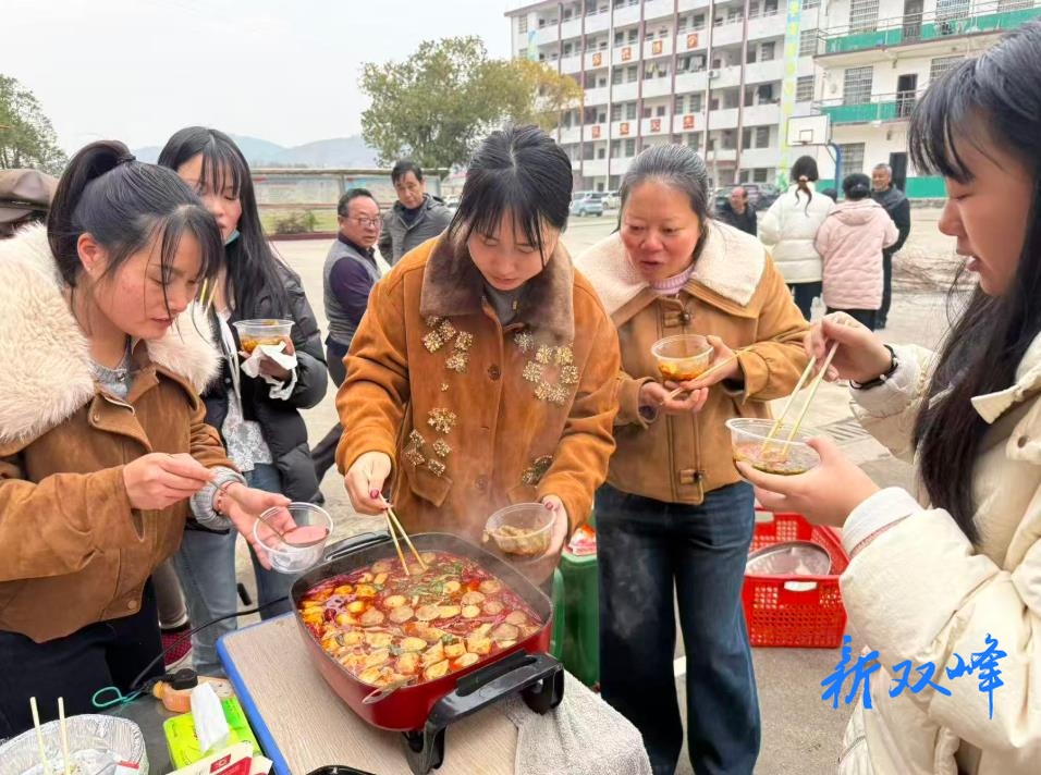 走马街镇金蚌中学举办2026年“三八”国际妇女节篝火晚会