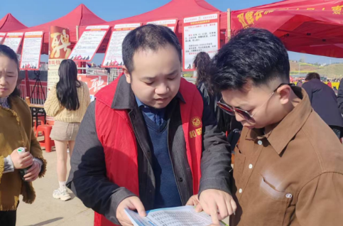 花海相约 社保同行——双峰县社保政策宣传走进油菜花节