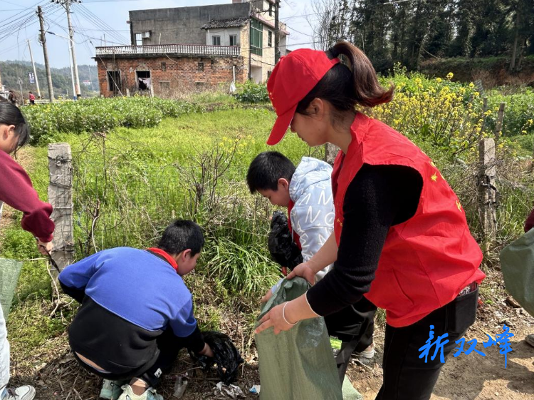 杏子铺镇：童心同行护环境 党群共建美家园