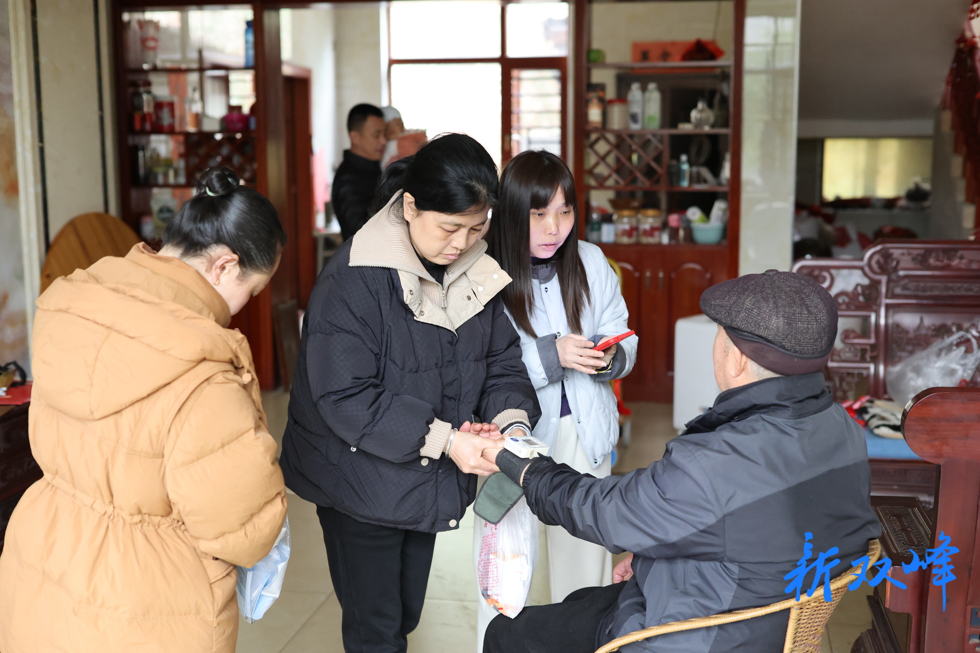 双峰县第七人民医院入户巡诊，守护农村老人“最后一公里”