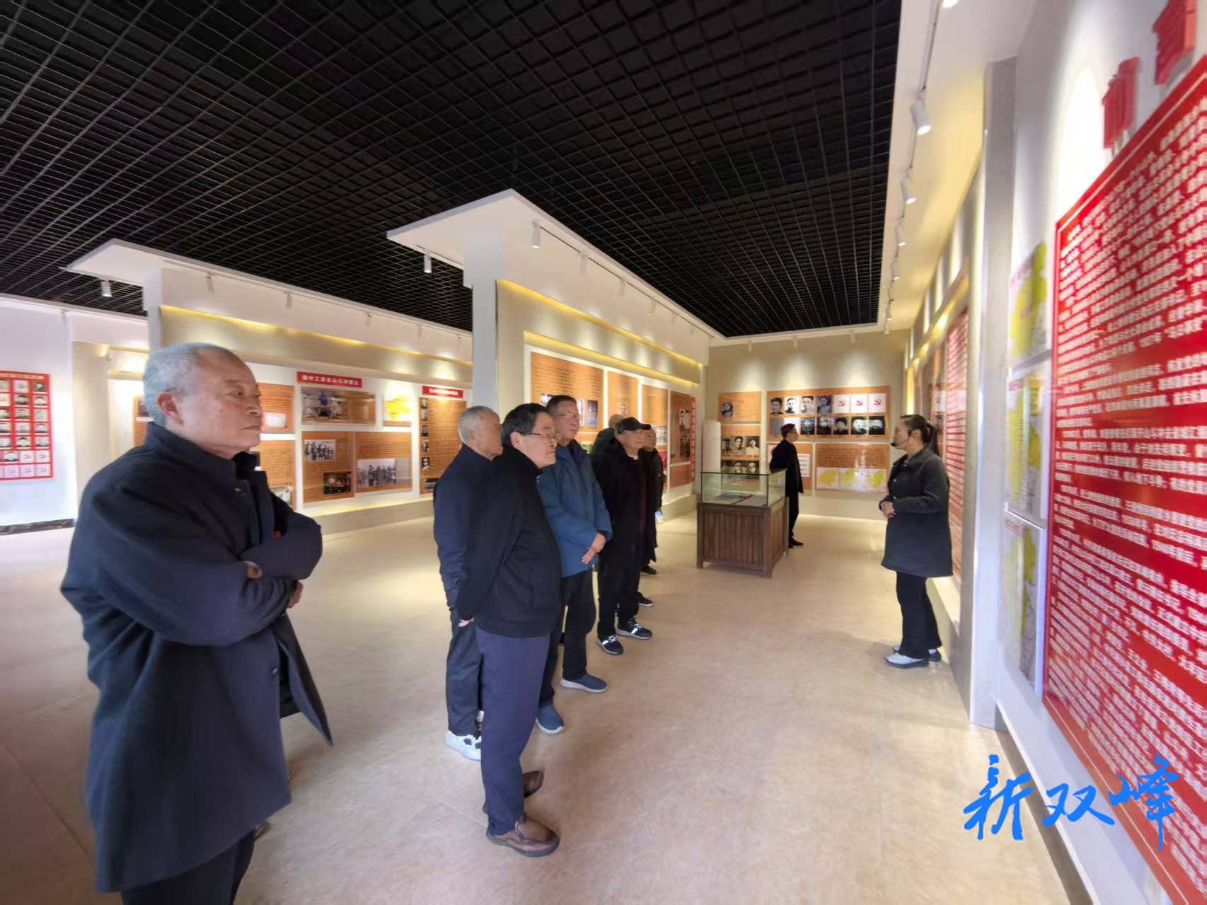 双峰县住建局机关老干党支部组织换届选举并赴山斗冲村党支部参观学习