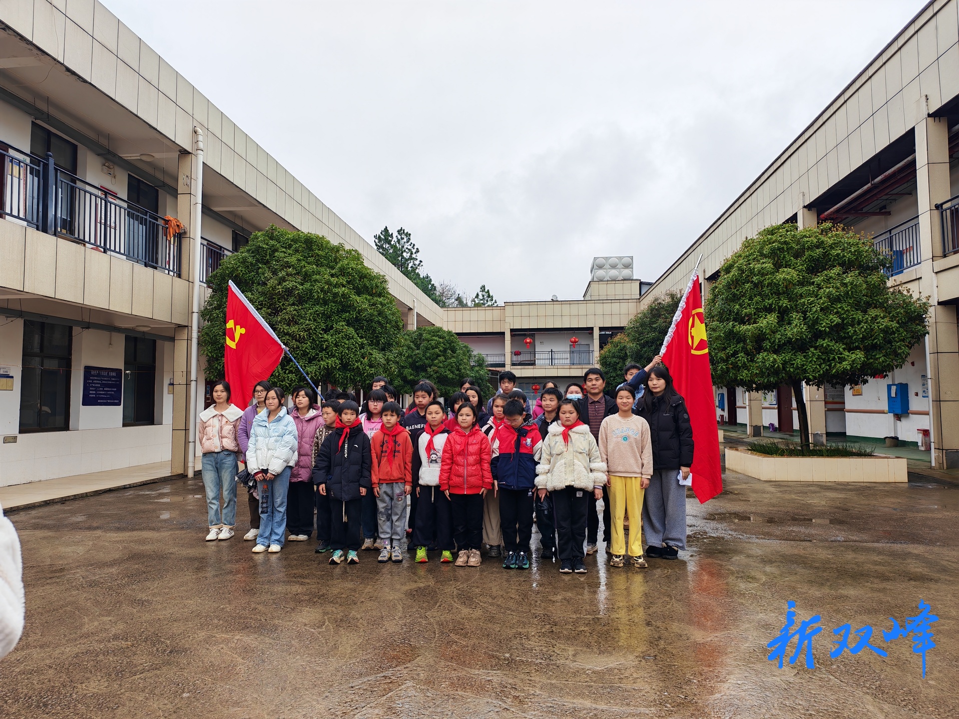 白杨中学组织学生赴敬老院开展学雷锋活动