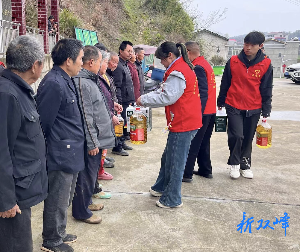 长沙湘悦农机有限责任公司党支部联合省农业机械化协会等单位到梓门桥镇千金村开展慰问调研活动