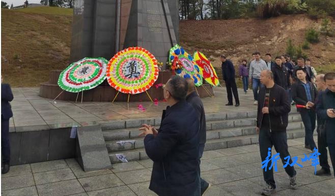 双峰县国防动员办公室（人防办）开展清明节祭扫烈士活动