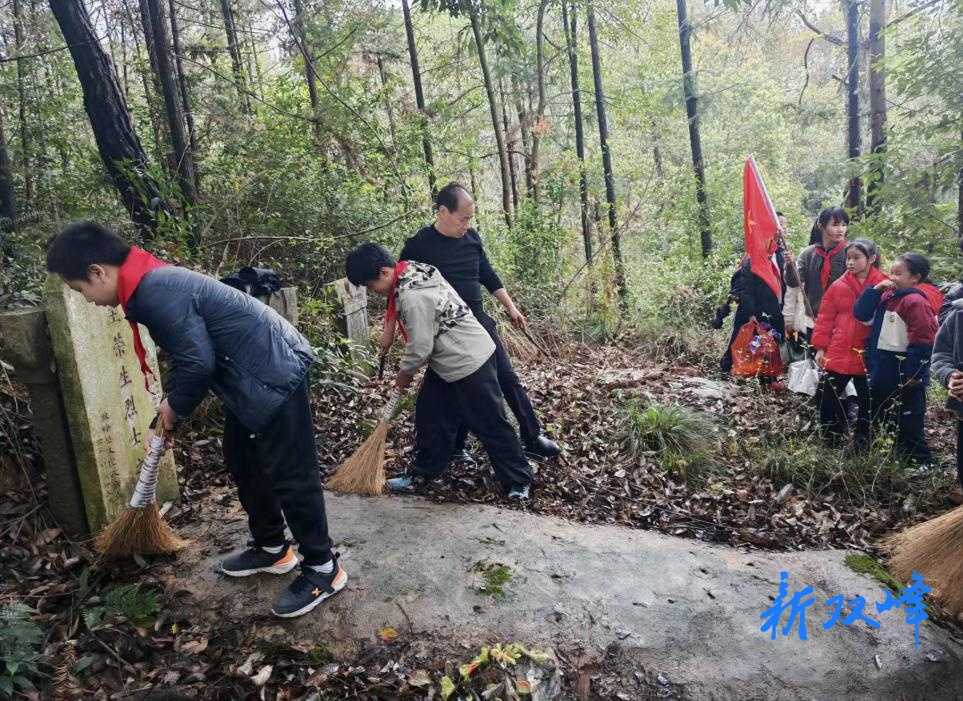 双峰县金蚌中学开展清明祭扫烈士墓活动
