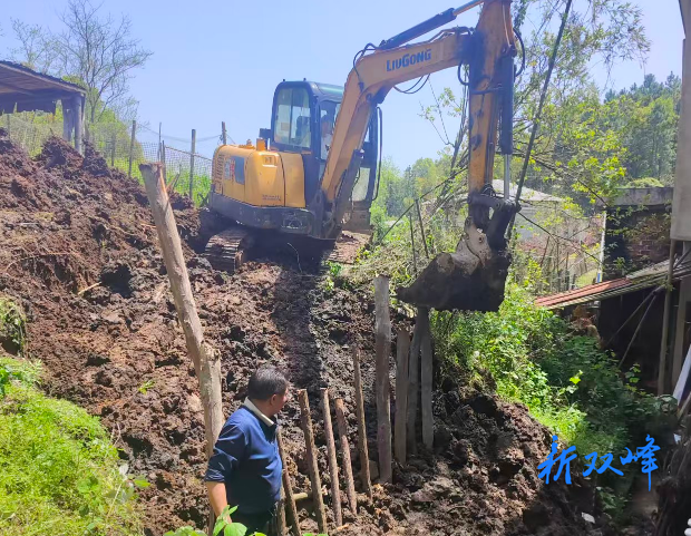 洪山殿镇快速处置山体滑坡险情 守护群众住房安全