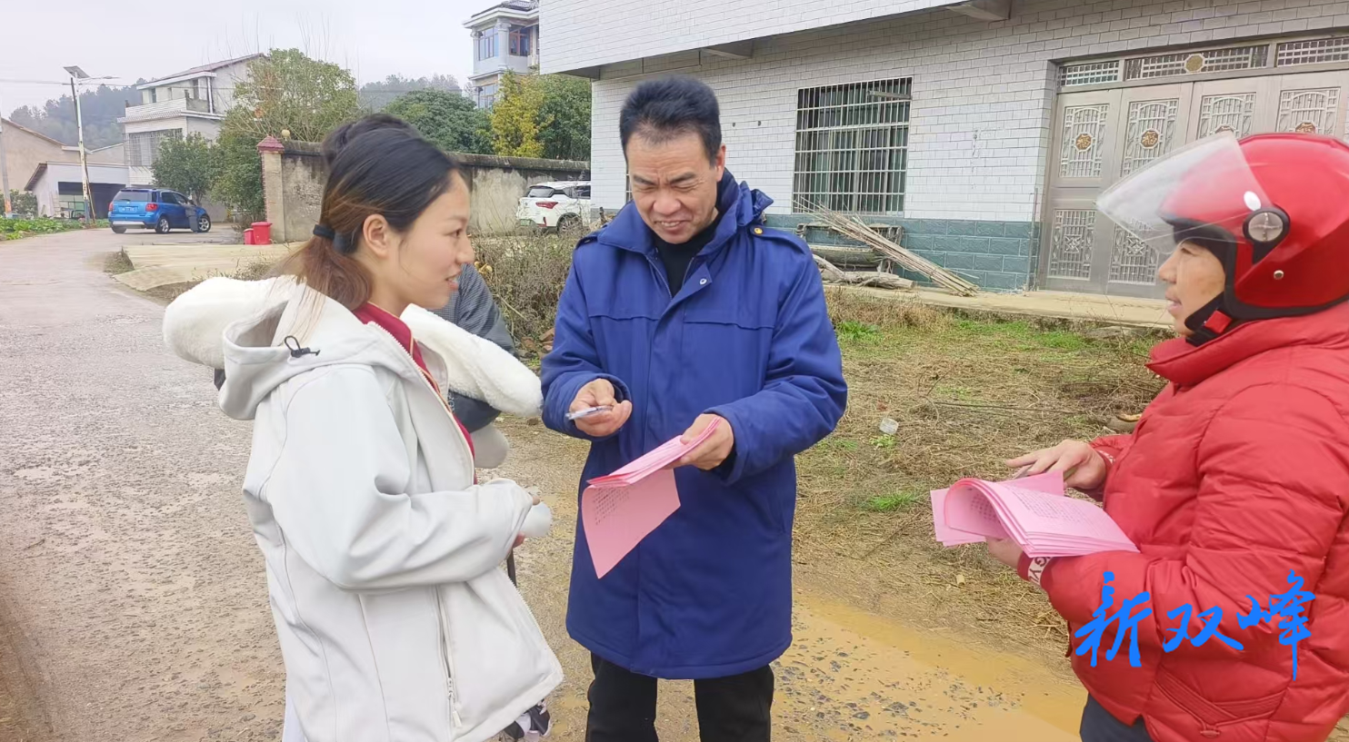 杏子铺镇：反诈宣传进田间 交通安全护春耕