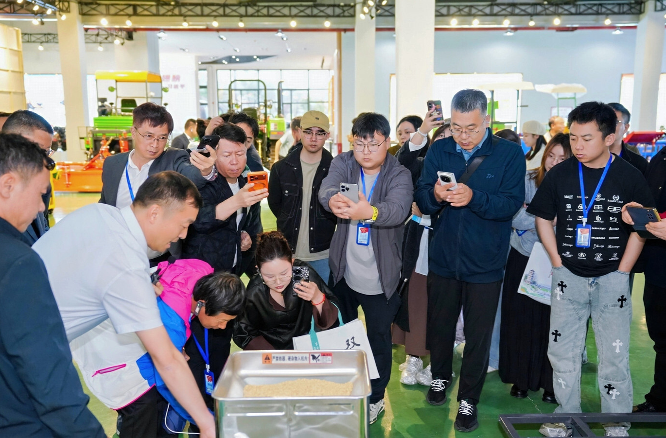 “中国式现代化的万千气象”网络名人湖南行活动走进双峰