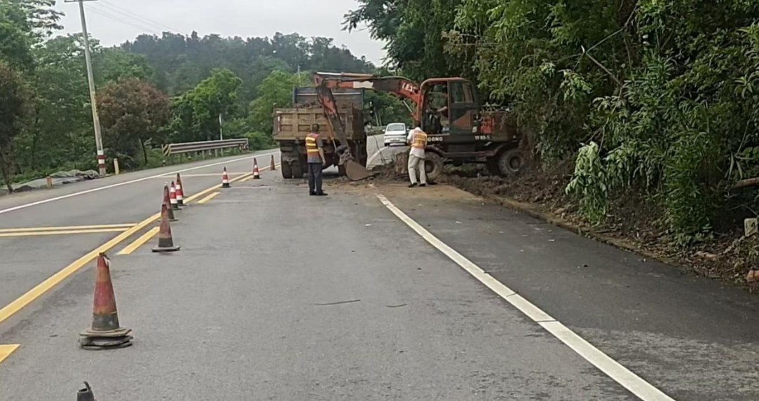 应急安全一线 | 以“迅”应“汛”！双峰县公路建设养护中心火速处置S331线边坡塌方险情