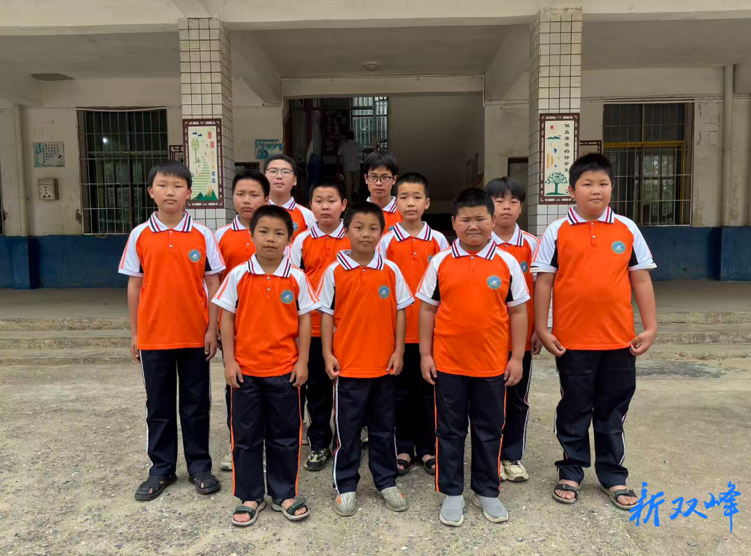 沙塘乡桑梓学校：爱心捐赠暖校园 校服传情助成长