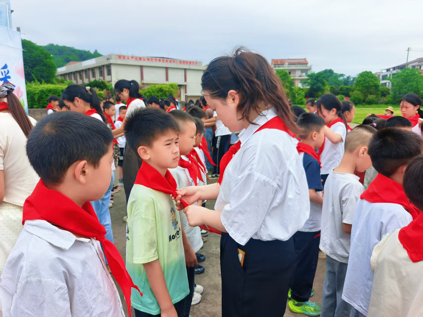 甘棠镇中心小学举行少先队新队员入队仪式