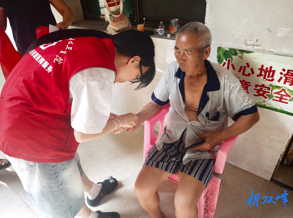 印塘乡中心卫生院开展老年健康随访义诊活动