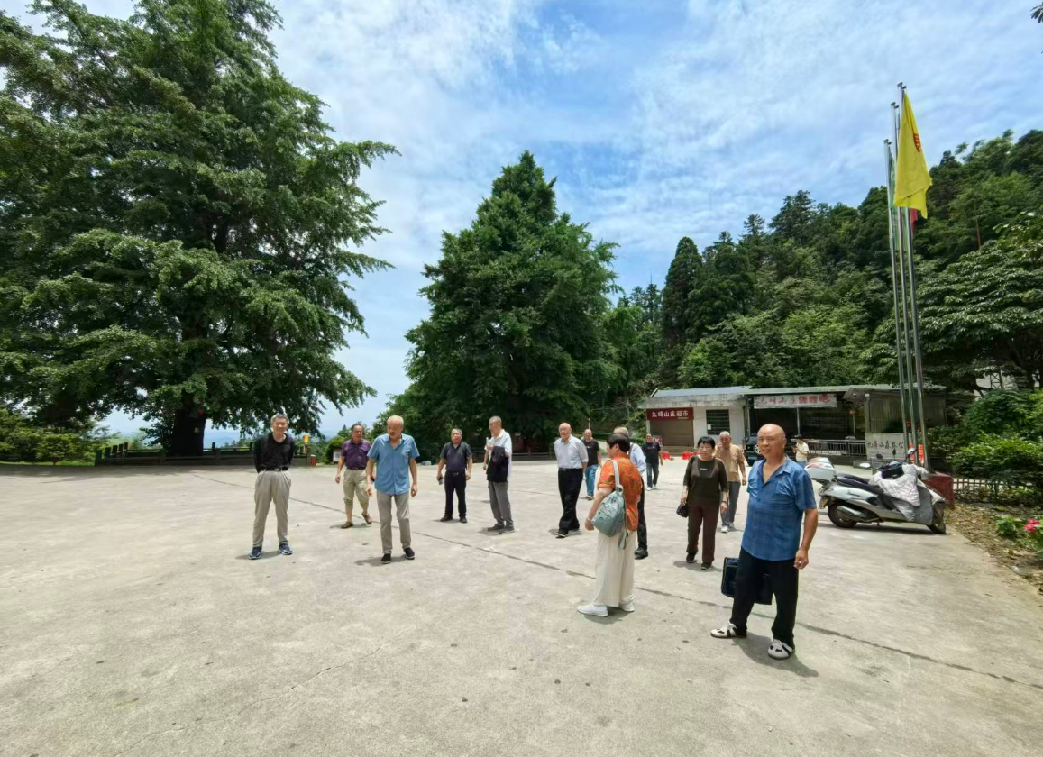 双峰县住建局组织退休干部赴九峰山开展文体活动