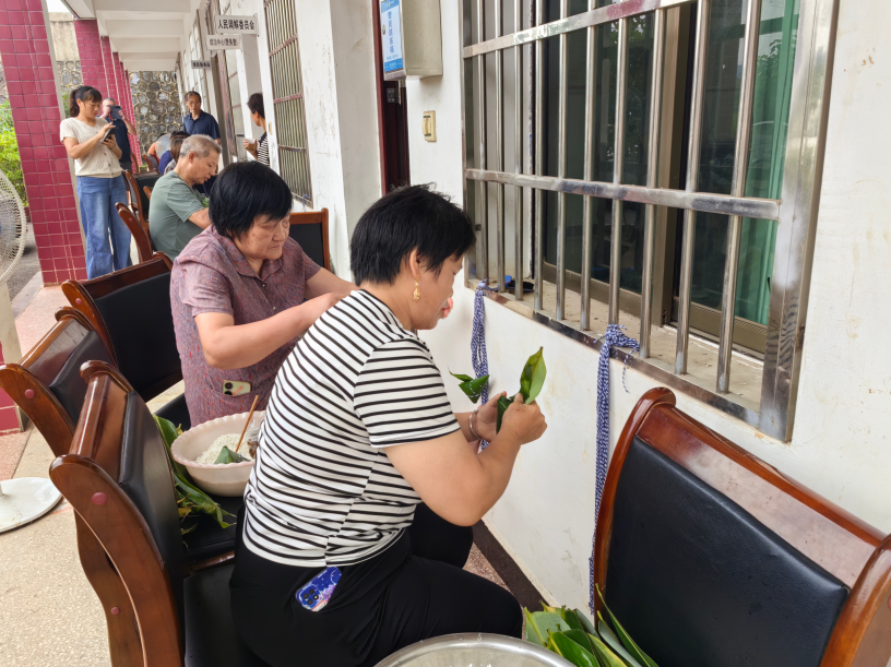 走马街镇龙口村：粽香迎端午 帮扶暖人心