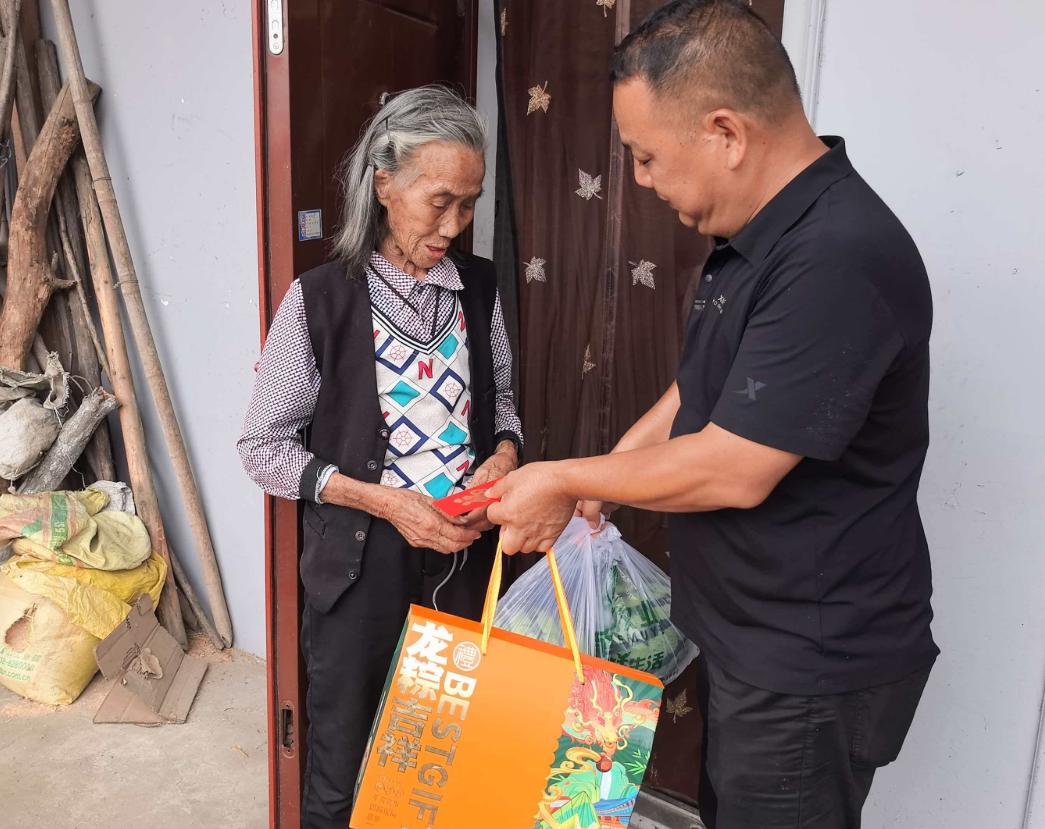 沙塘乡双红村：爱心企业家端午敬老，温情传递暖人心