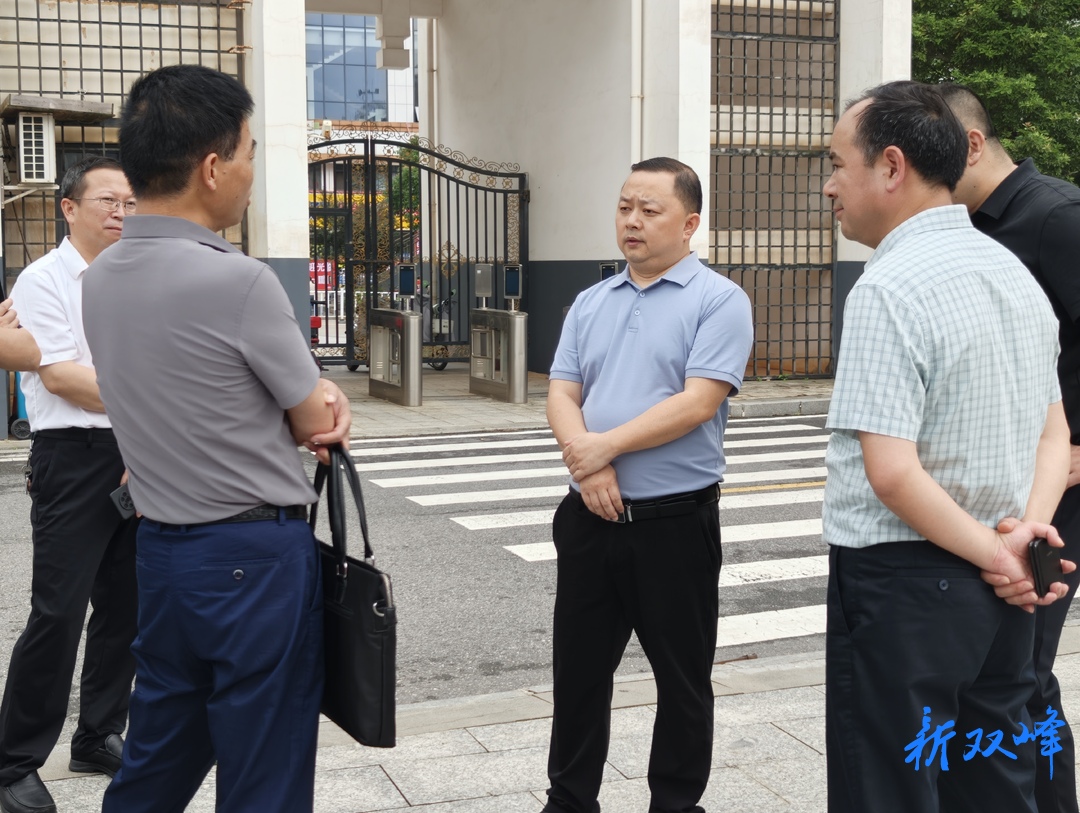 李巍到双峰一中调研教育工作