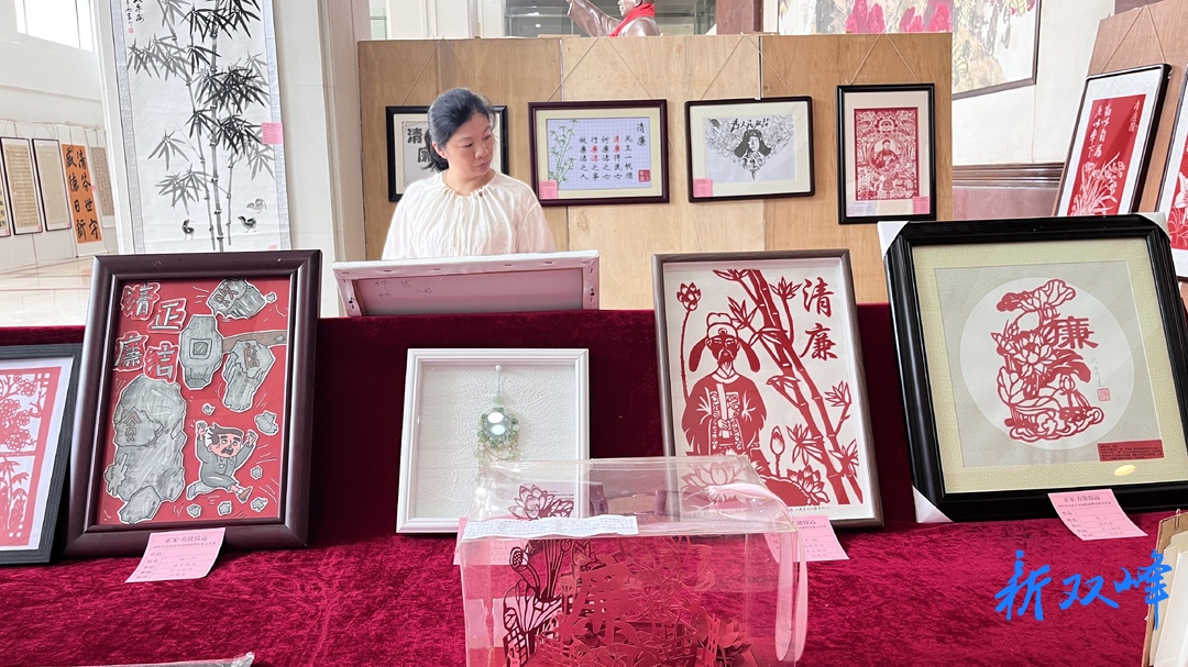 双峰县“正家 方能致远”家庭助廉暨清廉文化展览开幕
