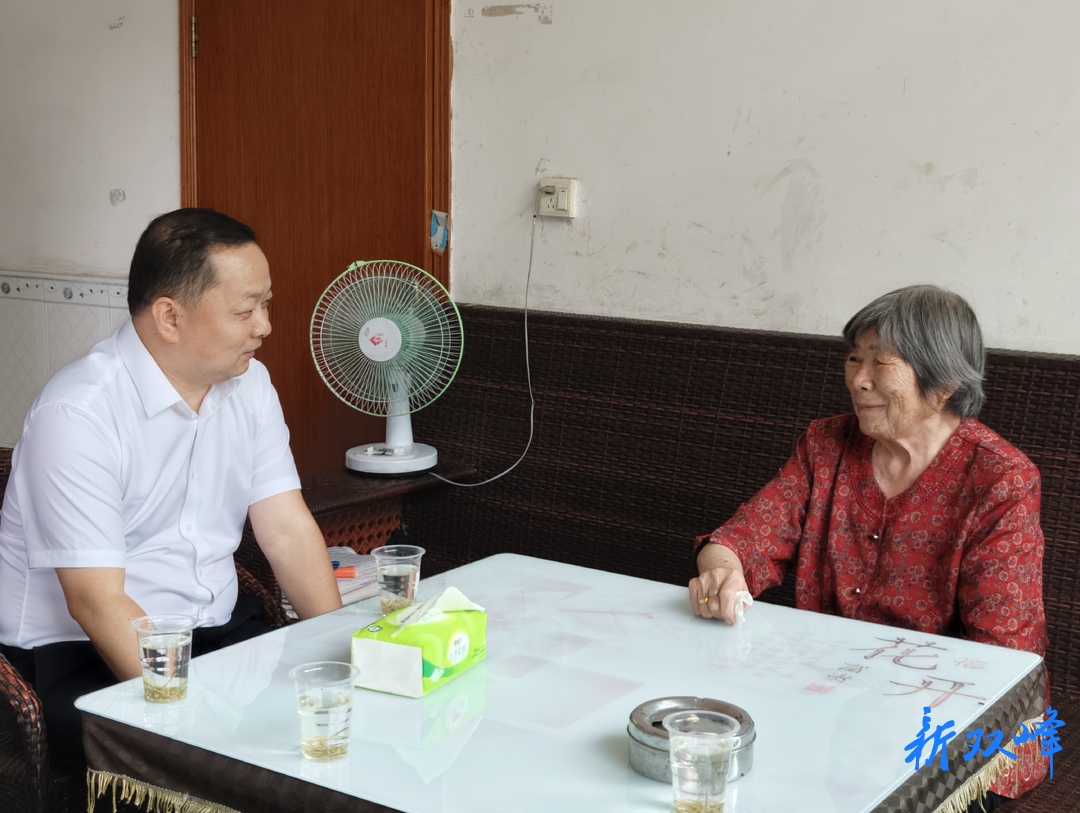 李巍“七一”前夕走访慰问困难党员