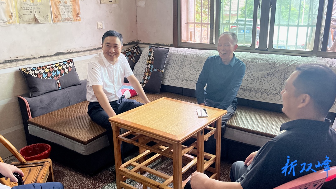 王文红“七一”前夕走访慰问困难老党员