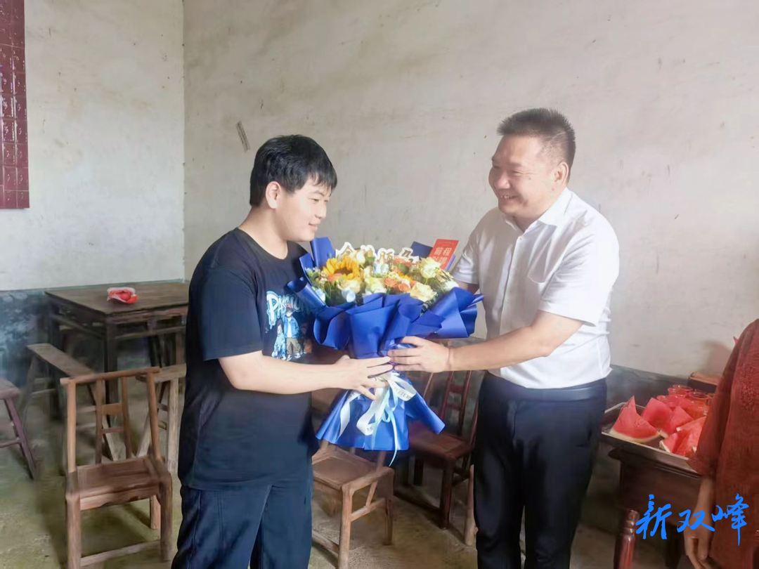 荷叶镇：清华学子喜圆梦 真情关怀暖人心