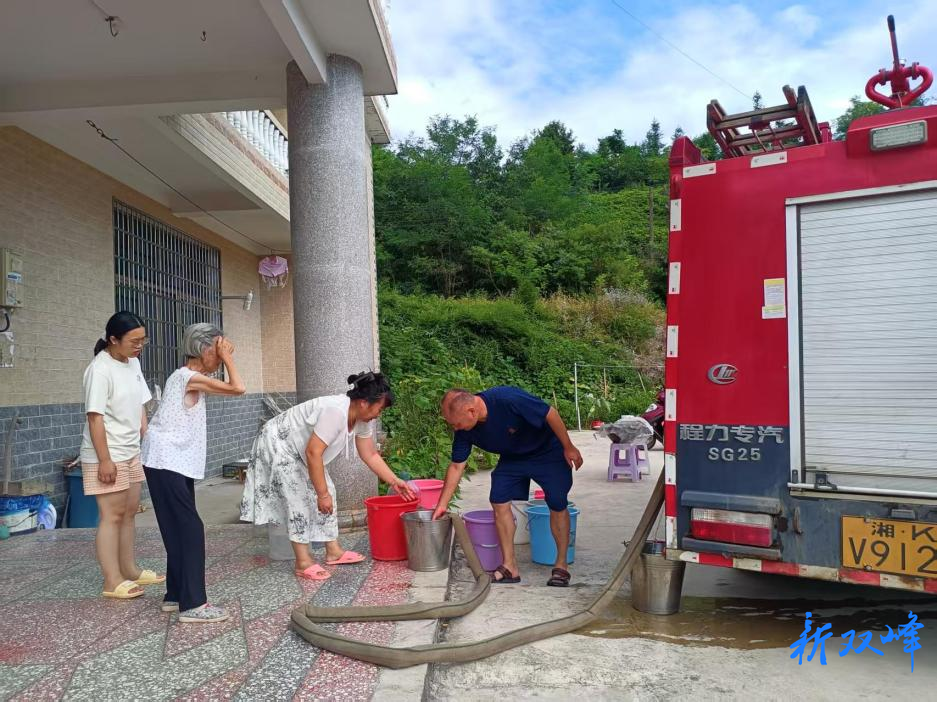 洪山殿镇前塘村：消防车化身“送水车” 情暖前塘村缺水群众