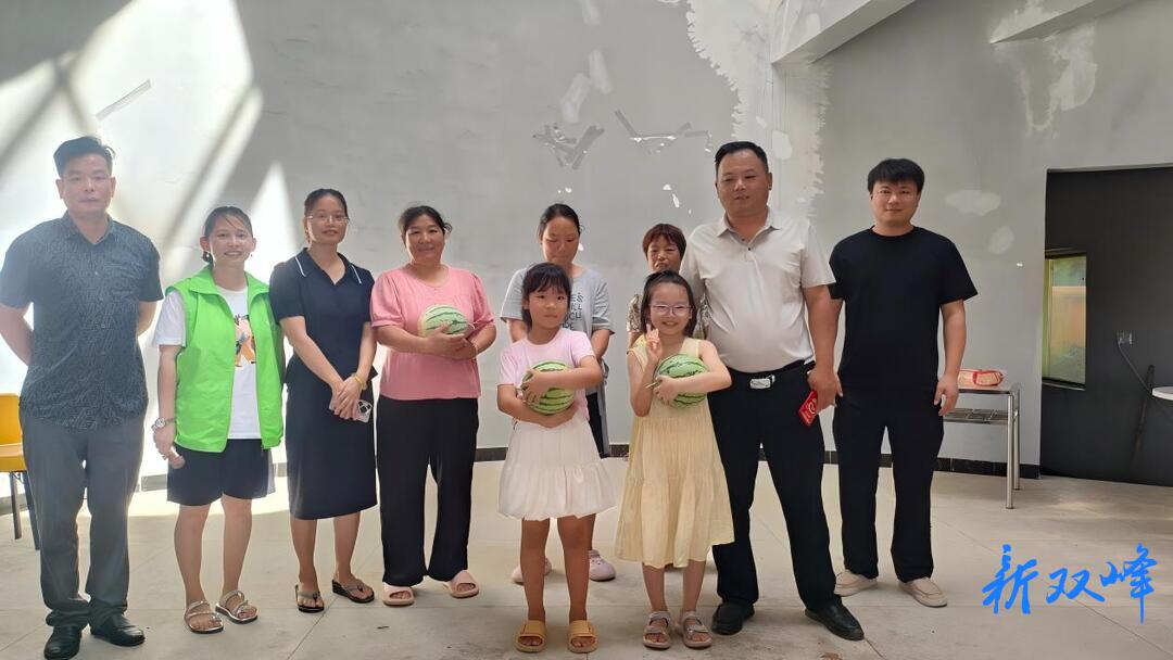 梓门桥镇长来村：五社联动送清凉 夏日安全“瓜”分快乐