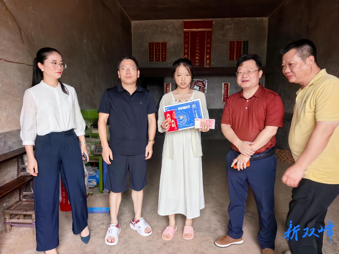 桑梓情深助梦启航——青树坪镇企业家捐资助学反哺家乡