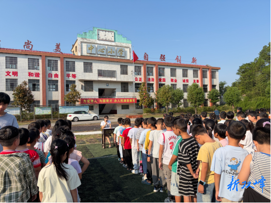 法治润童心  安全伴成长——双峰县锁石司法所开展法治教育第一课