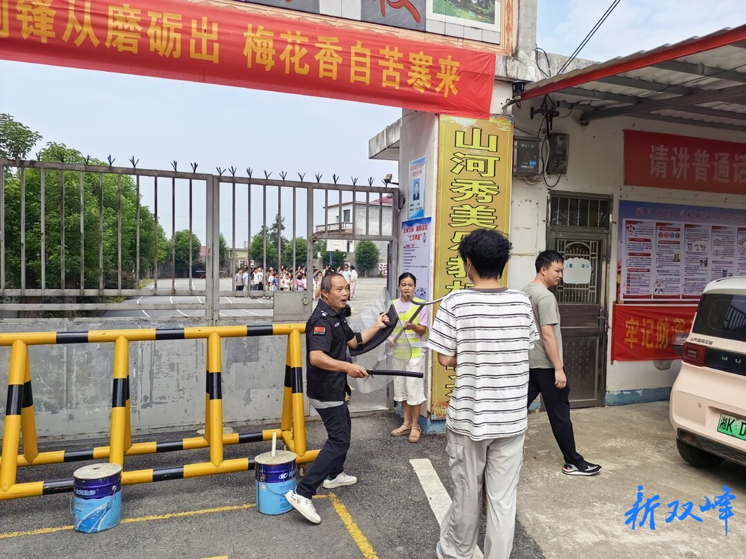 锁石镇梽木学校开展反恐防暴应急演练活动