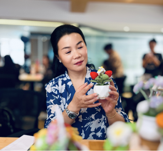 50岁“新主播”：为家乡村播姐妹“打个头阵”