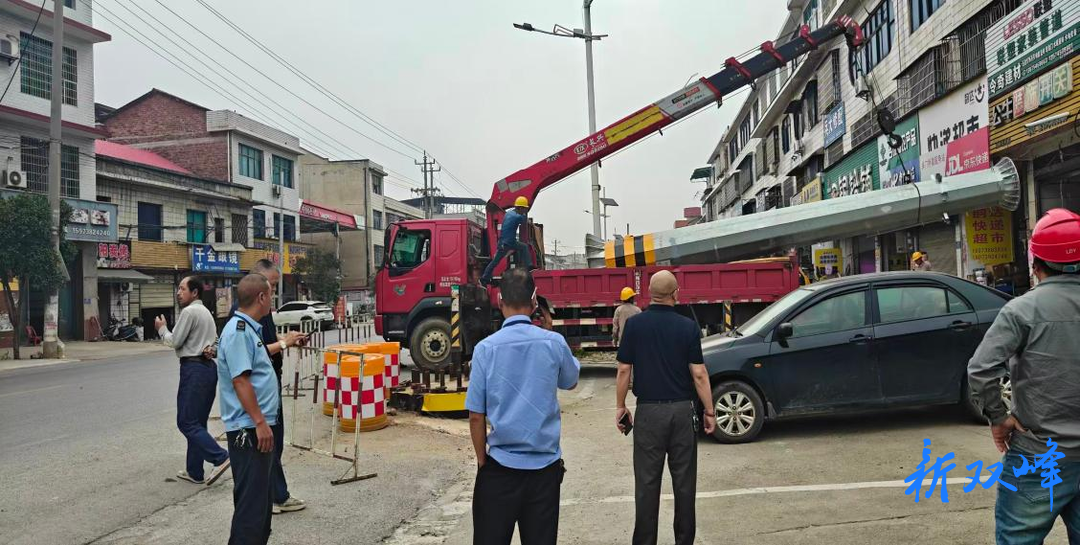 双峰公路：联合拆除涉路违规电杆 守护G320通行安全