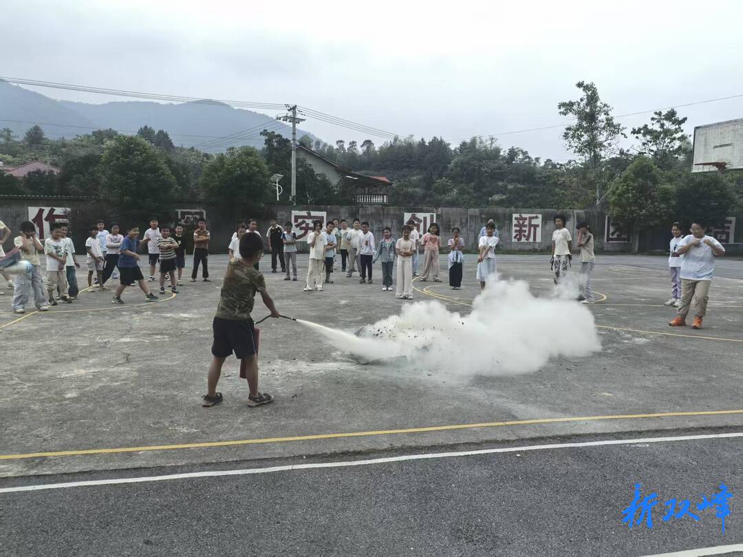 锁石镇梽木学校开展消防应急演练