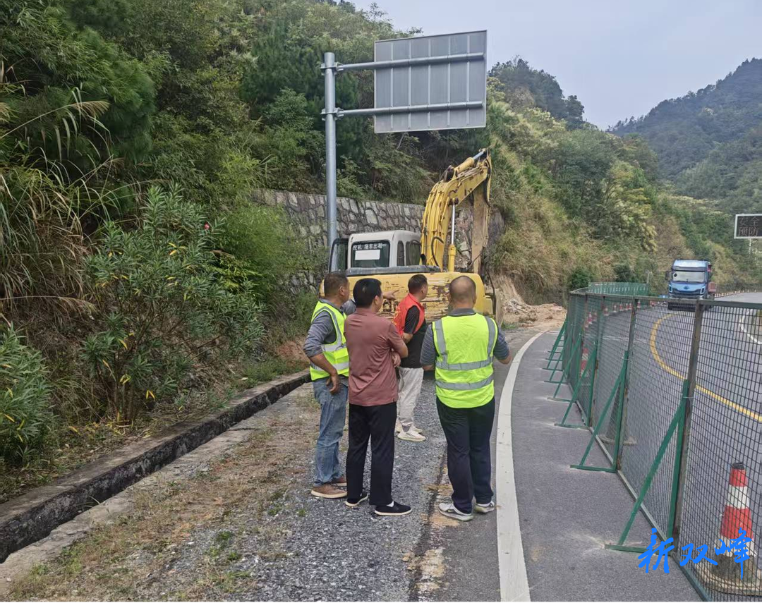 急弯上的守护者——双峰县公路建设养护中心党员快速处置道路突发险情