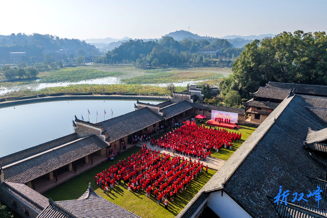 脚步丈量故土，家风浸润青春——双峰县第二届“传承家风 ‘毅’起前行”千名学子徒步行活动侧记